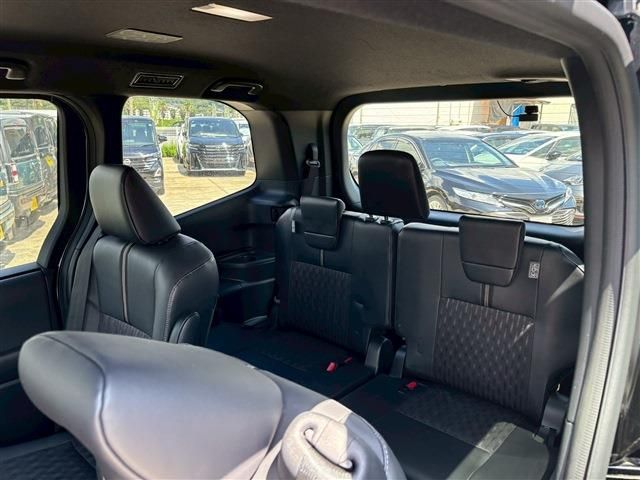 TOYOTA NOAH HYBRID 2023