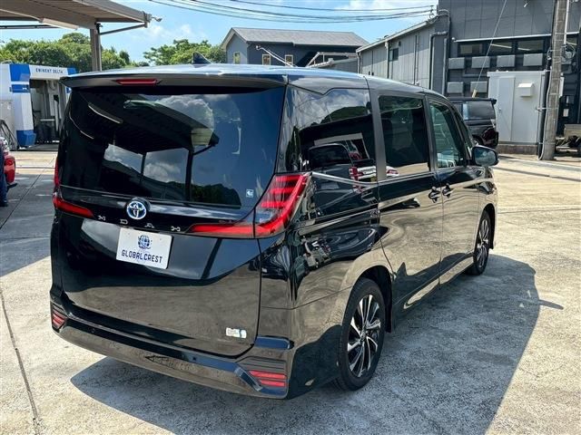 TOYOTA NOAH HYBRID 2023