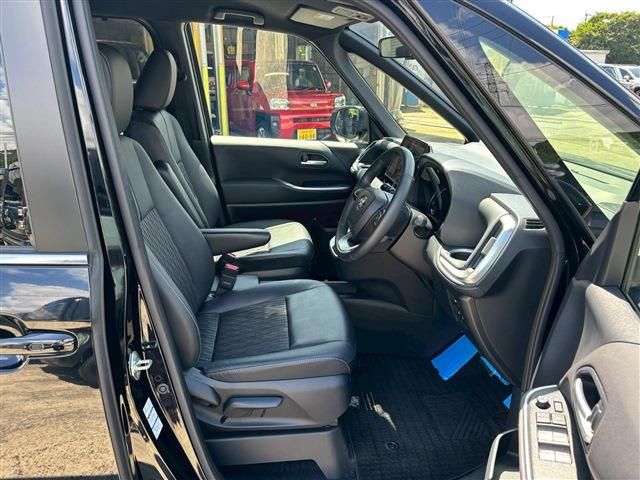 TOYOTA NOAH HYBRID 2023