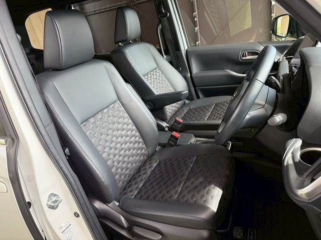 TOYOTA VOXY HYBRID 2022