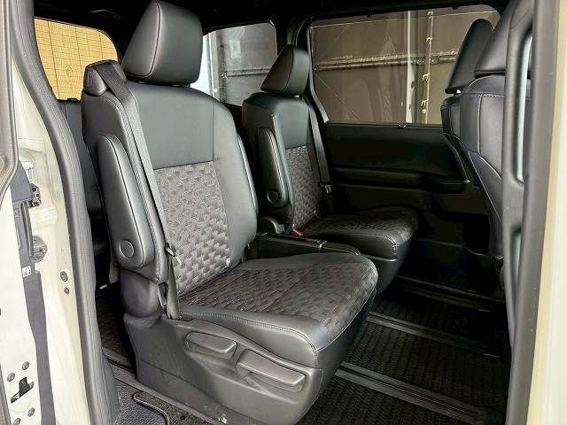 TOYOTA VOXY HYBRID 2022