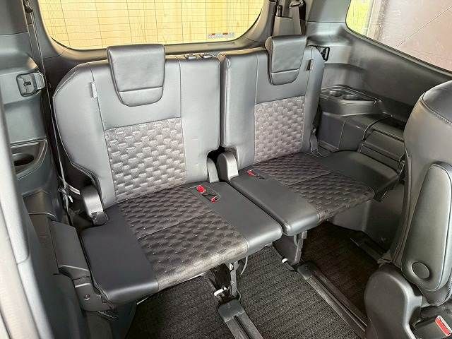 TOYOTA VOXY HYBRID 2022