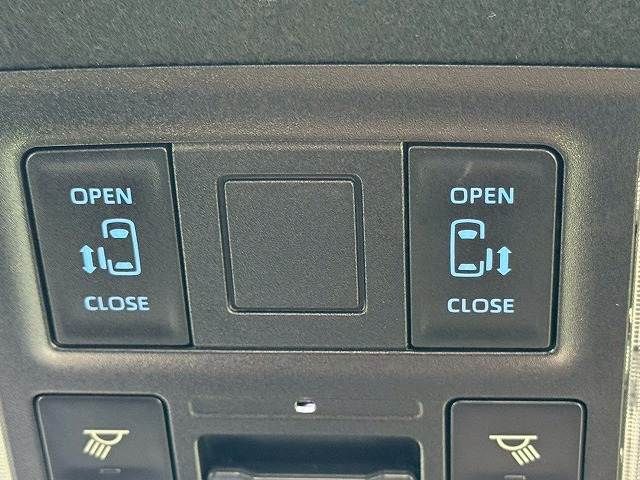 TOYOTA VOXY HYBRID 2022