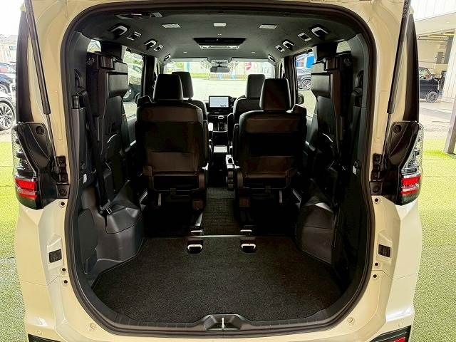 TOYOTA VOXY HYBRID 2022