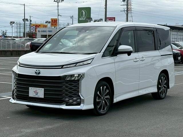 TOYOTA VOXY HYBRID 2022