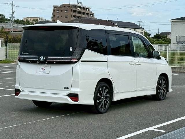 TOYOTA VOXY HYBRID 2022