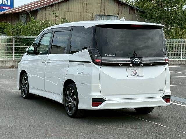 TOYOTA VOXY HYBRID 2022