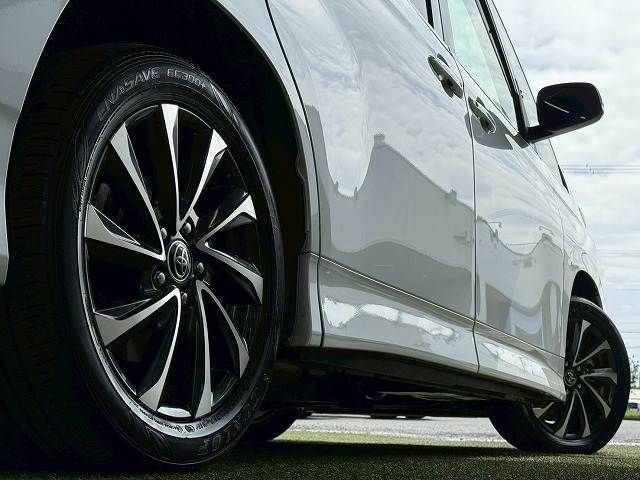 TOYOTA VOXY HYBRID 2022