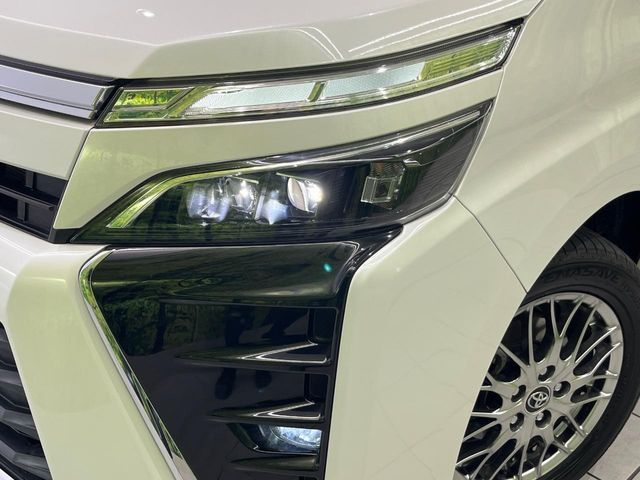 TOYOTA VOXY HYBRID 2018