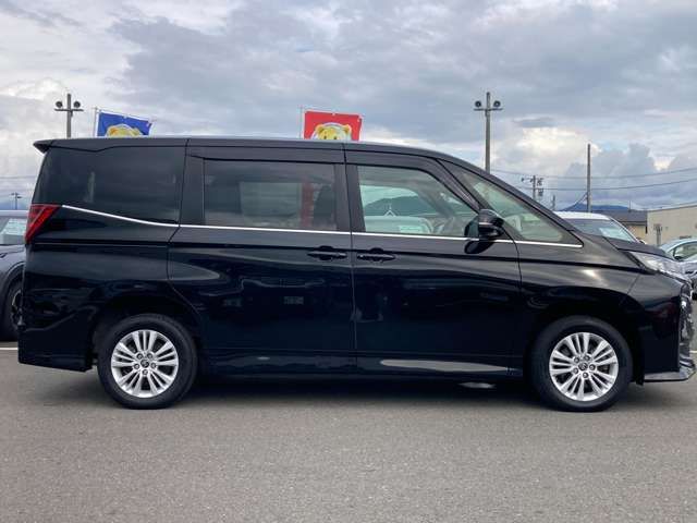 TOYOTA NOAH 4WD 2022