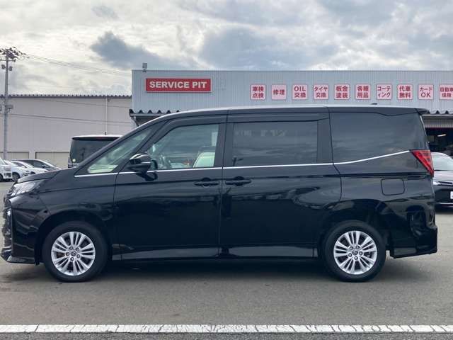 TOYOTA NOAH 4WD 2022