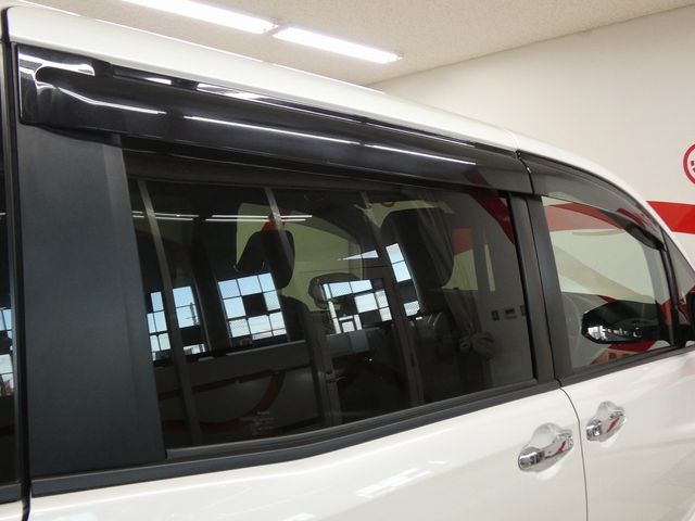TOYOTA NOAH 4WD 2020