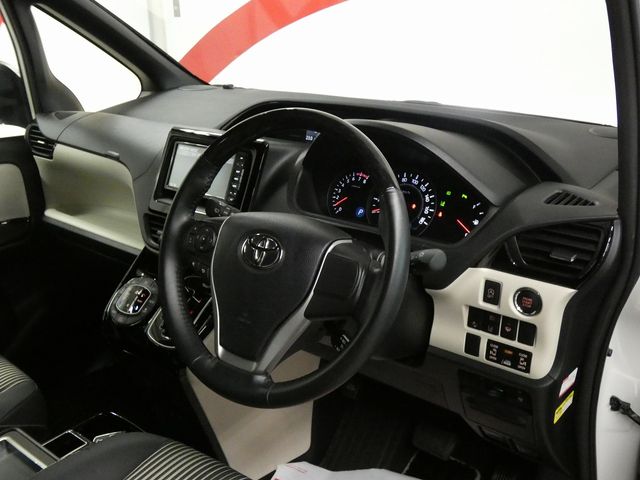 TOYOTA NOAH 4WD 2020