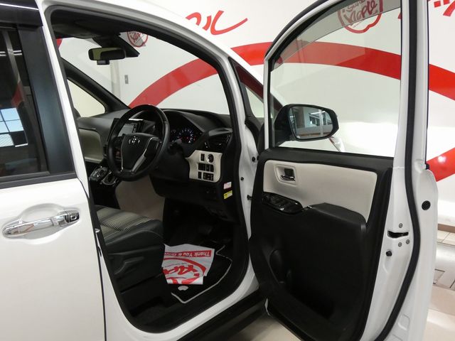 TOYOTA NOAH 4WD 2020