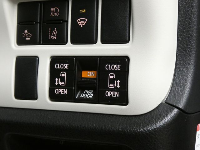 TOYOTA NOAH 4WD 2020