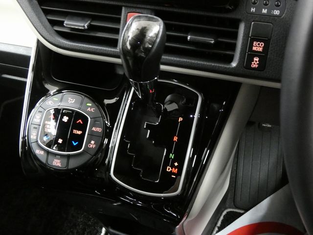 TOYOTA NOAH 4WD 2020