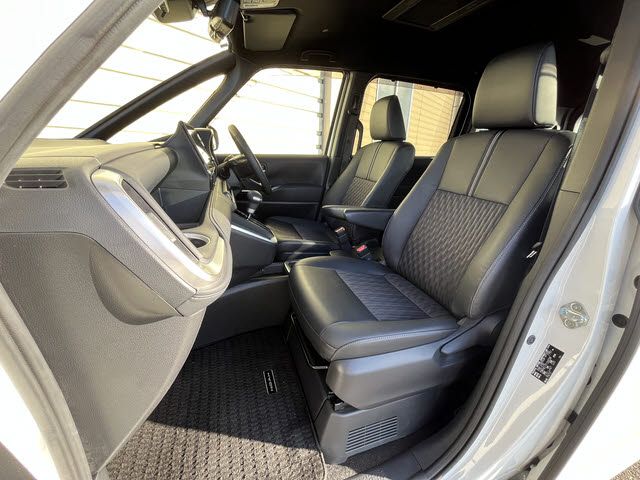 TOYOTA NOAH HYBRID 2023