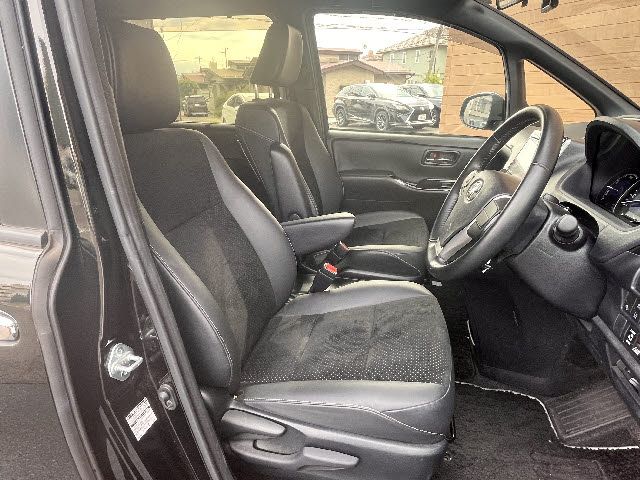 TOYOTA VOXY HYBRID 2021