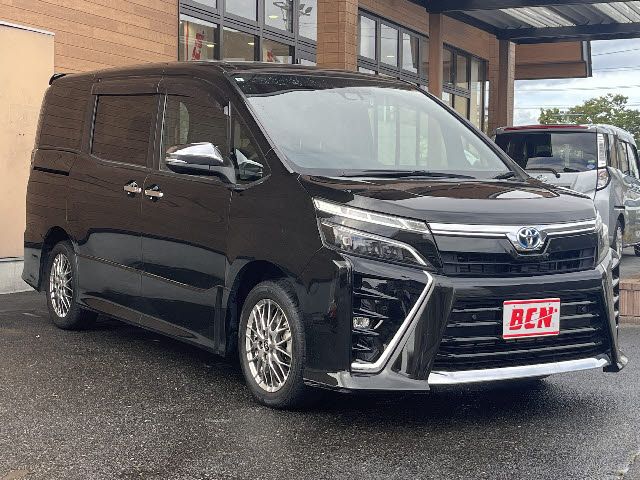 TOYOTA VOXY HYBRID 2021