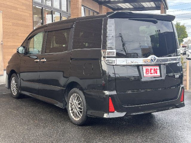 TOYOTA VOXY HYBRID 2021