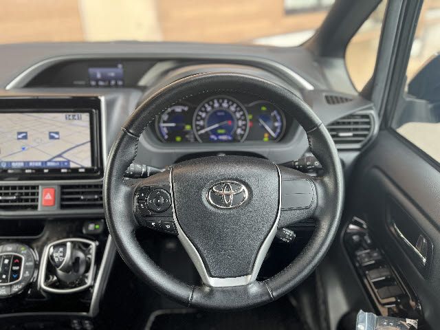 TOYOTA VOXY HYBRID 2021