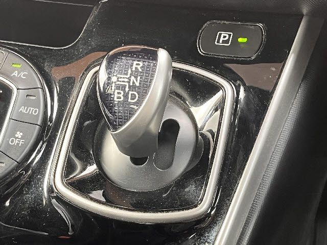 TOYOTA VOXY HYBRID 2021