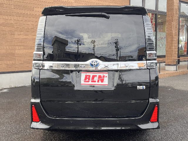 TOYOTA VOXY HYBRID 2021