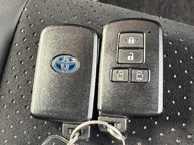 TOYOTA VOXY HYBRID 2021