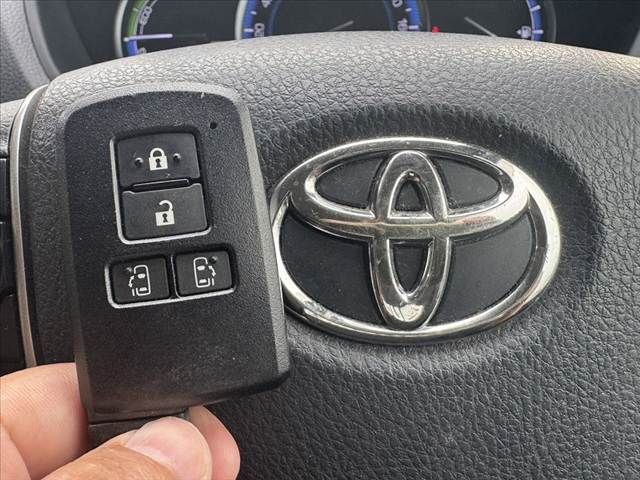 TOYOTA NOAH HYBRID 2015