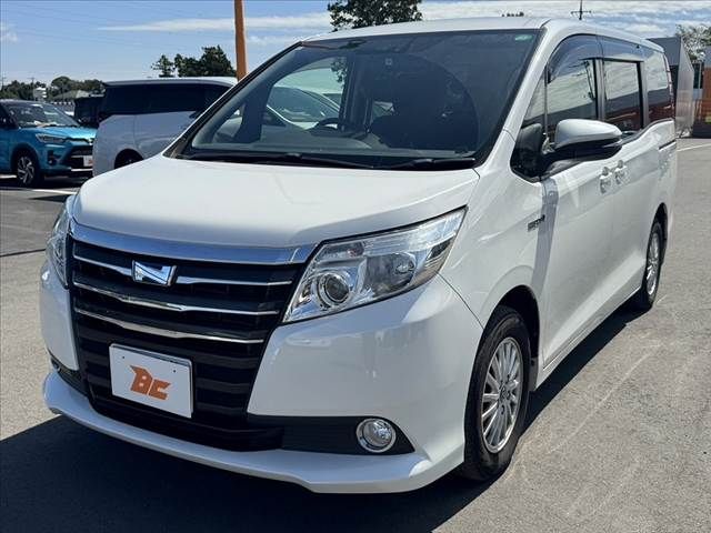 TOYOTA NOAH HYBRID 2015