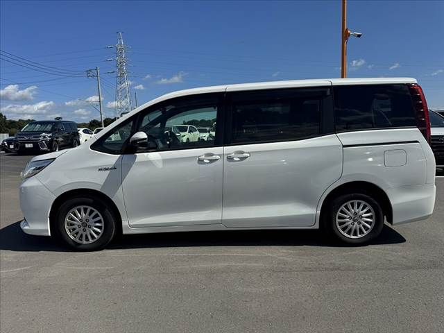TOYOTA NOAH HYBRID 2015