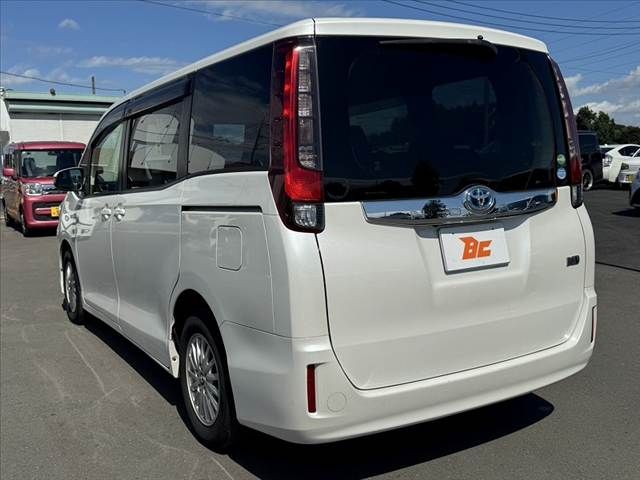 TOYOTA NOAH HYBRID 2015