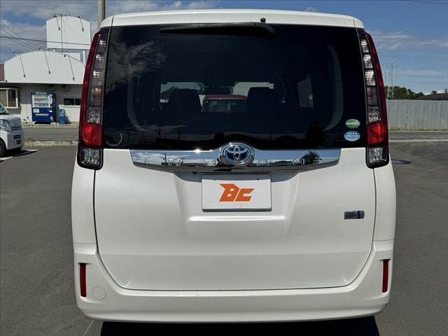 TOYOTA NOAH HYBRID 2015