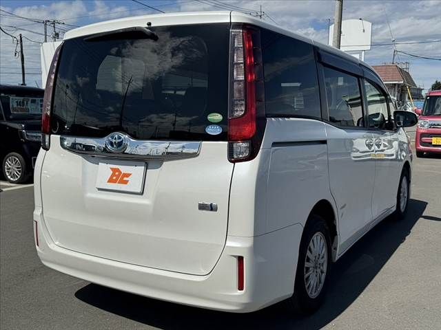 TOYOTA NOAH HYBRID 2015