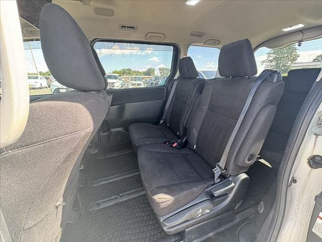 TOYOTA NOAH HYBRID 2015