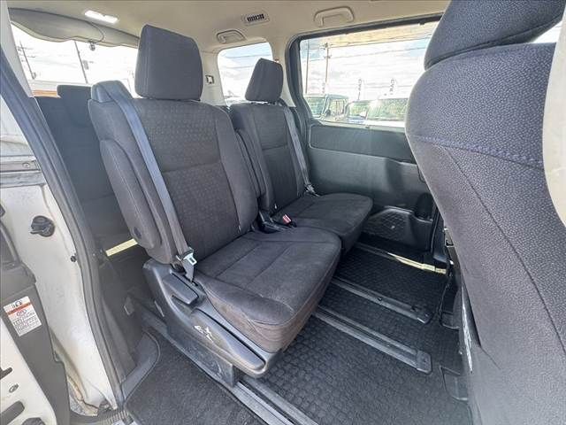 TOYOTA NOAH HYBRID 2015