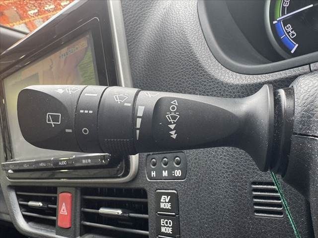 TOYOTA NOAH HYBRID 2015