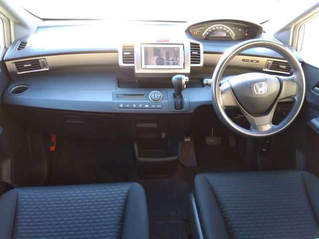 HONDA FREED Spike 2010