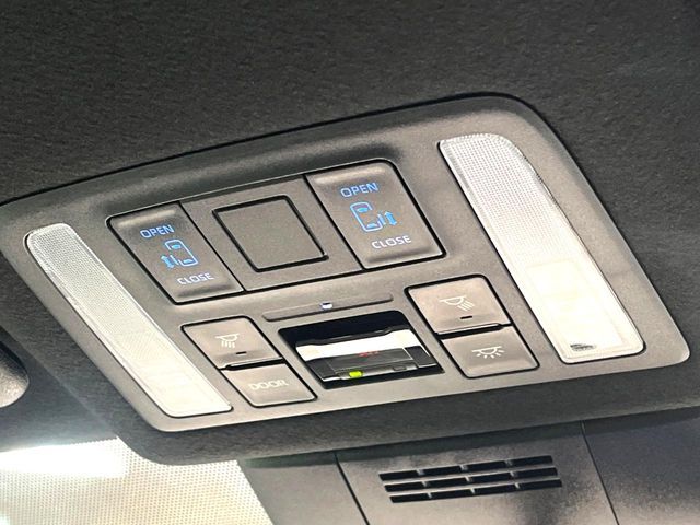 TOYOTA VOXY HYBRID 2025