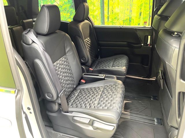 TOYOTA VOXY HYBRID 2025