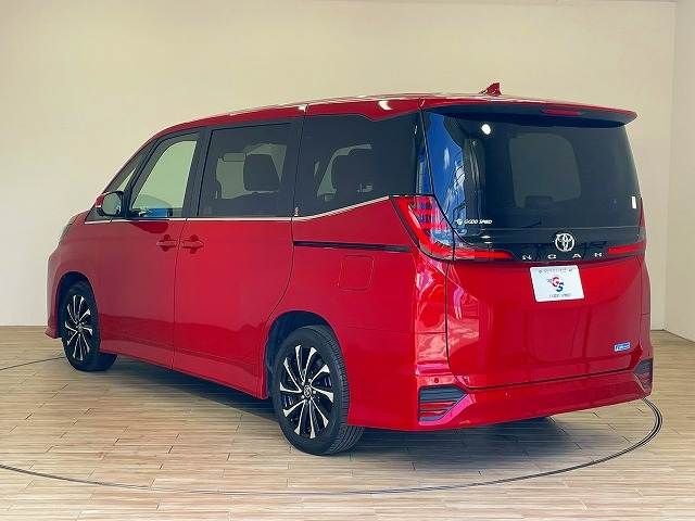 TOYOTA NOAH 2022