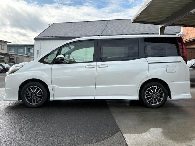 TOYOTA NOAH 2015