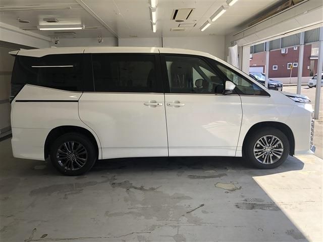 TOYOTA VOXY 4WD 2024