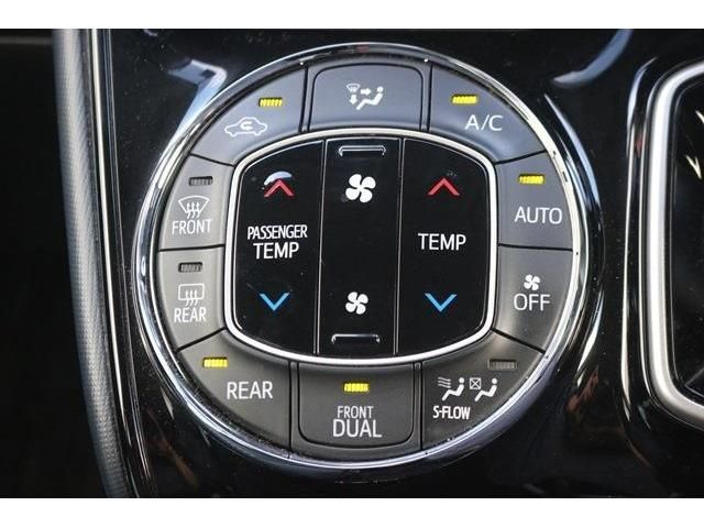 TOYOTA VOXY HYBRID 2017