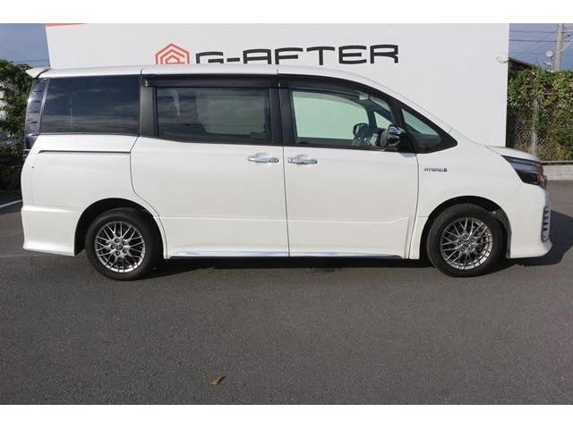 TOYOTA VOXY HYBRID 2017