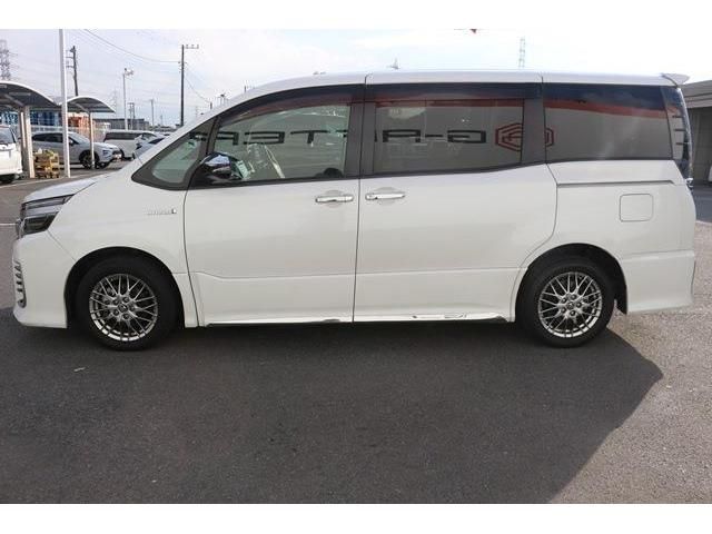 TOYOTA VOXY HYBRID 2017