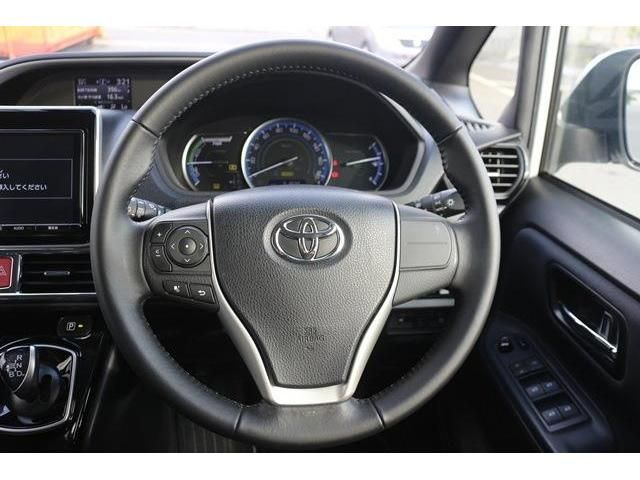 TOYOTA VOXY HYBRID 2017