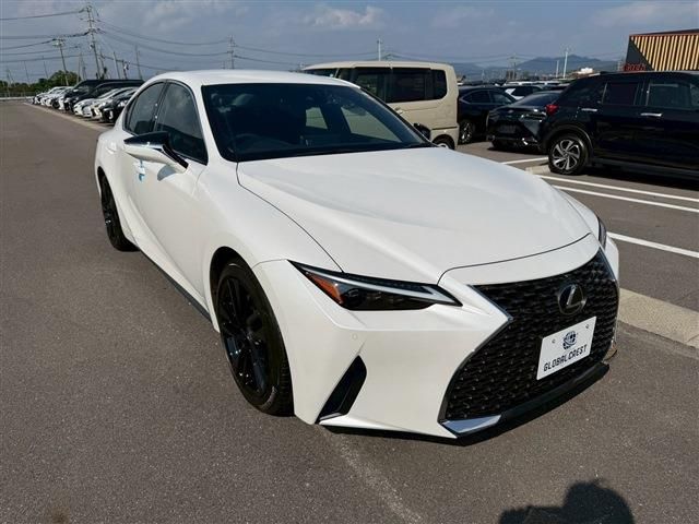 TOYOTA LEXUS IS300h 2023