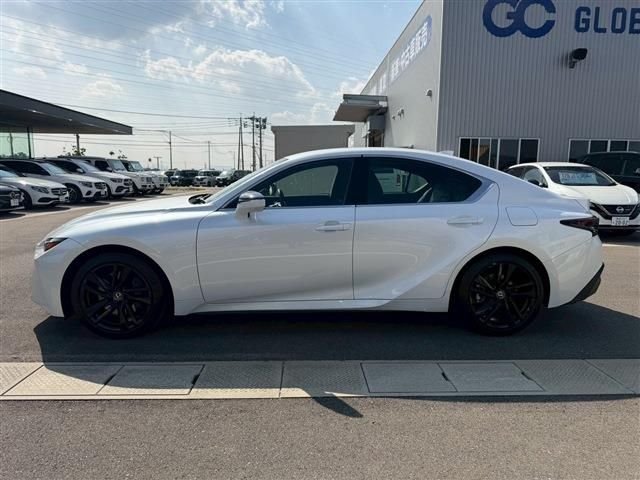 TOYOTA LEXUS IS300h 2023