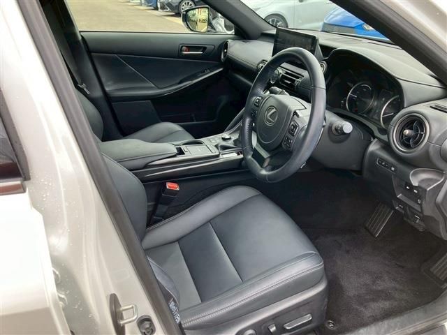 TOYOTA LEXUS IS300h 2023